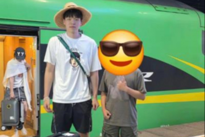 网友在新疆偶遇杨瀚森女友的草帽在他头上太小啦