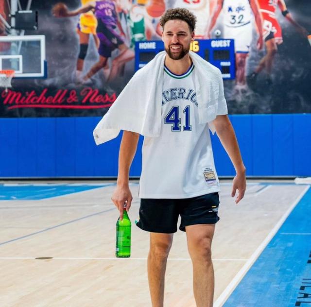 九游体育-汤神右小腿为何小一圈？和欧文合提前合练找默契