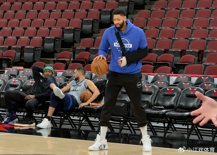 九游体育官网入口-浓眉近照曝光：左手腕缠厚绷带心情不错 被交易概率暴跌仅剩8%|安东尼·戴维斯|独行侠|安东尼-戴维斯|多伦多猛龙队|芝加哥公牛队_新浪新闻